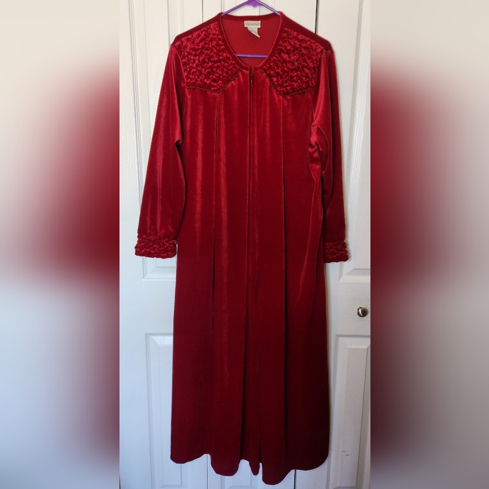 Vintage Delicates House Coat - Size Medium - 100% Polyester - Red Long Sleeve - Picture 1 of 8